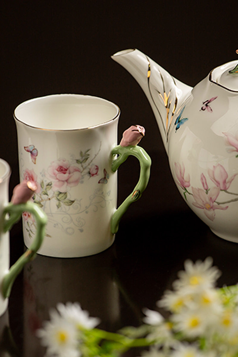 Award's teapot with mugs