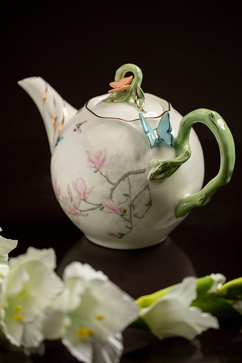 Award's teapot with mugs